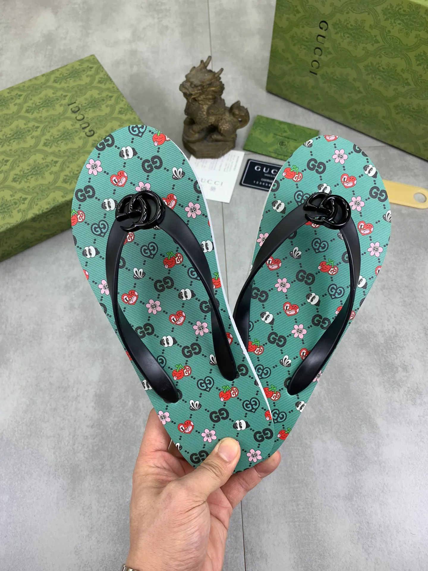 Men's men's shoes 💰P220💰【New style】🆘【GUCCI】Official website's popular Gucci adult couple 🧑‍🤝‍🧑 style, children's flip-flops are on sale at the counter simultaneously! Original fabric imported from Italy. Original bottom provided by the original factory. Size: Adult 36-45. Children’s size: 30-37. Multiple colors available.